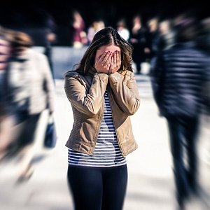 Не стеснительность, а социальная тревожность: 6 признаков, которые легко спутать