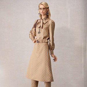 Главный тренд офисной моды на 2026 год? Образ библиотекарши от Дуа Липы и Gucci