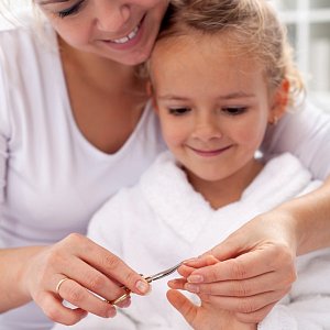 Как правильно делать маникюр детям, чтобы избежать проблем с ногтями во взрослом возрасте