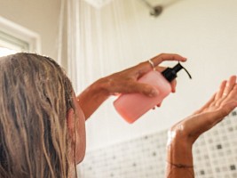 Тонкие, сухие волосы: как обратное мытье вернет им объем и блеск