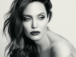 Анджелина Джоли показала все свои татуировки в рекламе нового аромата Guerlain