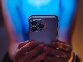 Спрятаться от всех (но не от микробов): почему ученые против привычки проводить время с телефоном в туалете