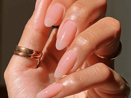 Что такое ВВ-маникюр, который чаще всего предпочитали звезды на премии «Эмми-2025»