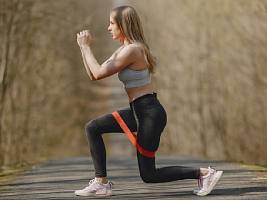 На все группы мышц: 5 эффективных упражнений с фитнес-резинкой