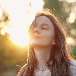 Почему весной проще заработать пятна и как использовать отбеливающие средства безопасно