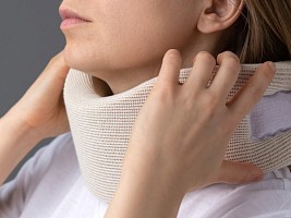 Синдром «компьютерной шеи»: как проявляется и что поможет его устранить