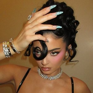 Длинные ногти Кайли Дженнер: идеальный вариант для праздничного сезона