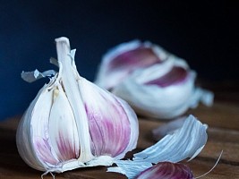 Назван продукт, который нейтрализует запах чеснока