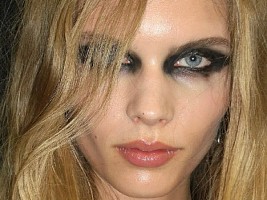 Плачущие смоки с показа Alexander McQueen — новый взгляд на готический тренд?