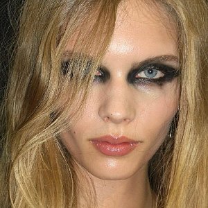Плачущие смоки с показа Alexander McQueen — новый взгляд на готический тренд? Плачущие смоки с показа Alexander McQueen — новый взгляд на готический тренд?