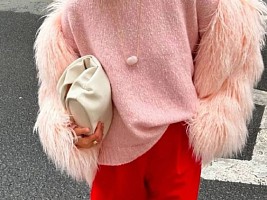 Яркая комбинация в стиле на этот декабрь — сочетание розового и красного