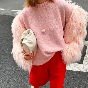 Яркая комбинация в стиле на этот декабрь — сочетание розового и красного