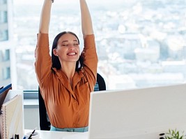 Энергия гибкости: 8 упражнений на растяжку, которые можно делать в офисе