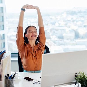 Энергия гибкости: 8 упражнений на растяжку, которые можно делать в офисе