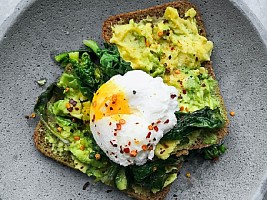 Начинаем утро правильно: семь рецептов вкусных завтраков с куриным яйцом