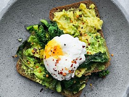 Начинаем утро правильно: семь рецептов вкусных завтраков с куриным яйцом
