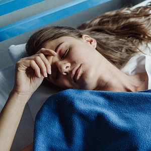Провалиться во тьму: о каких проблемах со здоровьем говорит слишком быстрое засыпание