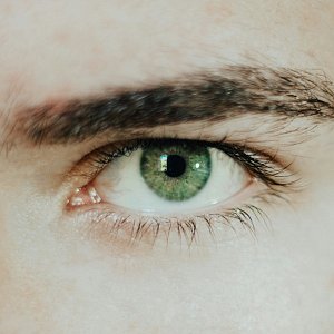 Трудности с доверием и плохой слух: какие проблемы свойственны обладателям зеленых глаз