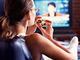 Ученые рассказали, почему есть перед телевизором вредно