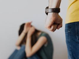 Почему жертвы домашнего насилия продолжают терпеть: комментарии психолога и реальные истории