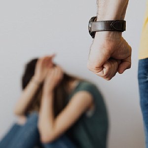 Почему жертвы домашнего насилия продолжают терпеть: комментарии психолога и реальные истории Почему жертвы домашнего насилия продолжают терпеть: комментарии психолога и реальные истории