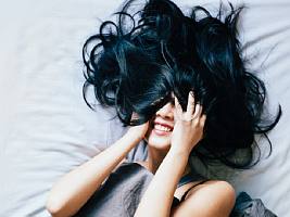 Укладка на ночь: как готовить волосы ко сну, чтобы они не путались и не теряли блеск и красоту