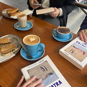 Как книжные клубы стали неотъемлемой частью фэшн-индустрии 