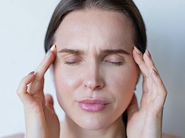 Избавляемся от боли: как лечить мигрень у женщин и 8 причин ее возникновения