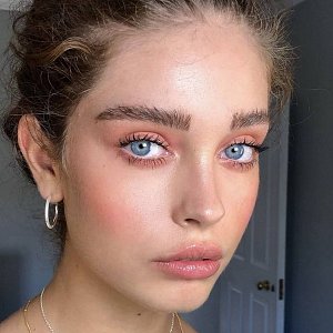 Акварельные румяна — новый тренд в макияже для всех поклонников clean girl эстетики Акварельные румяна — новый тренд в макияже для всех поклонников clean girl эстетики