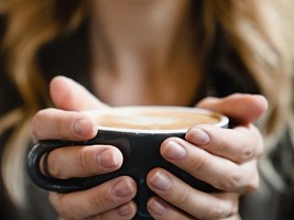 Мало спать, много сидеть, пить кофе: привычки, которые могут повышать уровень сахара в крови