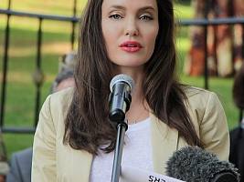 Восковая кукла: Анджелина Джоли переборщила с ботоксом