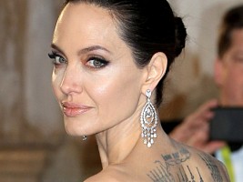 Показала средний палец: обнародованы новые татуировки Анджелины Джоли на руках