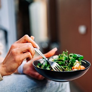 От вздутия до запаха изо рта: 10 признаков, что вам не хватает клетчатки в рационе