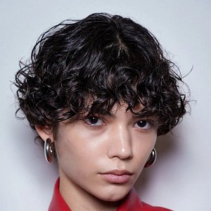 Какие виды кудрявой челки попробовать? Вдохновляемся знаменитостями