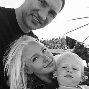 «Лишил родительских прав»: экс-возлюбленная Владимира Кличко после года в рехабе переживает расставание с дочерью