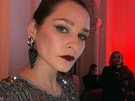«Они думают, что забеременеть можно от поцелуев»: Глафира Тарханова о важности разговоров с детьми о сексе
