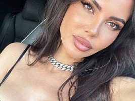 «Из пластики только грудь»: какие процедуры делает Оксана Самойлова у косметолога