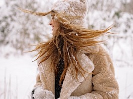 Как ухаживать за окрашенными волосами зимой, чтобы они не тускнели: 6 важных советов от специалистов