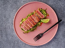 Тунец с чукой, куриная грудка со шпинатом: 3 рецепта легкого ужина