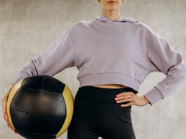 5 упражнений с мячом, которые реально работают