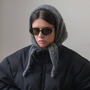 Треугольный шарф стал главным головным убором этой зимы