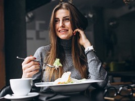 Есть нерабочей рукой и глядя в зеркало: два оригинальных приема для похудения