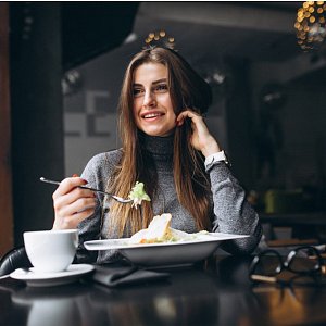 Есть нерабочей рукой и глядя в зеркало: два оригинальных приема для похудения