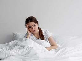 Стресс, гормоны или фастфуд? 7 причин повышенной потливости во время сна