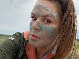 «Целебная забайкальская грязь»: Екатерина Андреева не упустила возможность сделать маску из целебной грязи