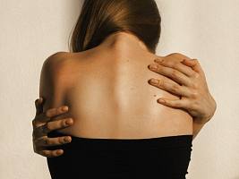 С плеч долой: когда нужна чистка спины и как ее проводят