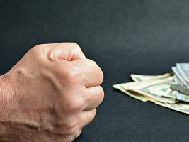 Когда деньги становятся оружием: признаки финансового насилия в отношениях