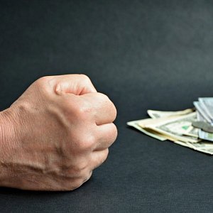 Когда деньги становятся оружием: признаки финансового насилия в отношениях