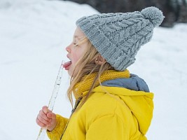 Облизывать лед и есть снег нельзя: чем это опасно