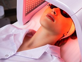 Лампа от старения: как фотодинамическая терапия способна предотвратить преждевременное увядание кожи   
